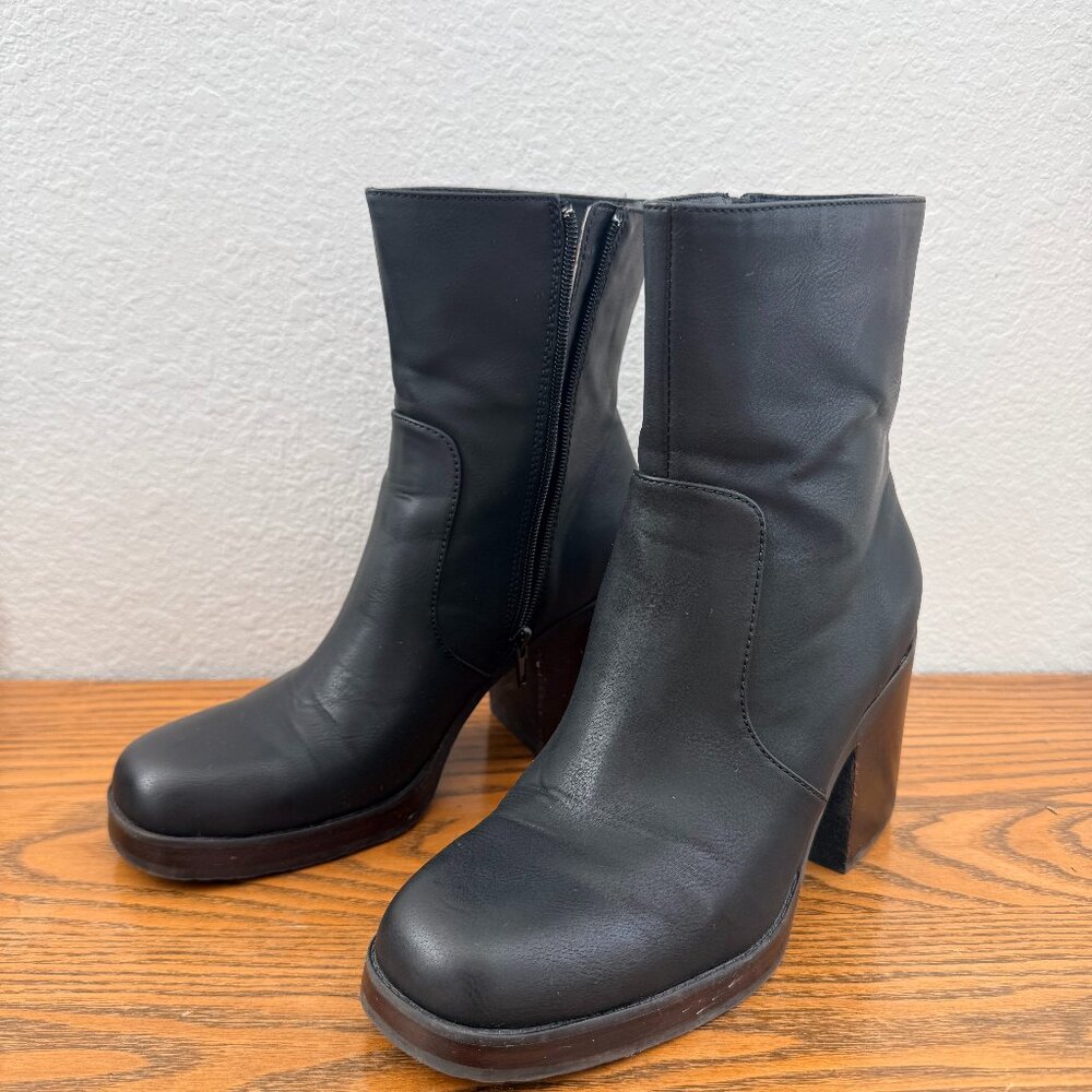 KORKS Black ankle boots